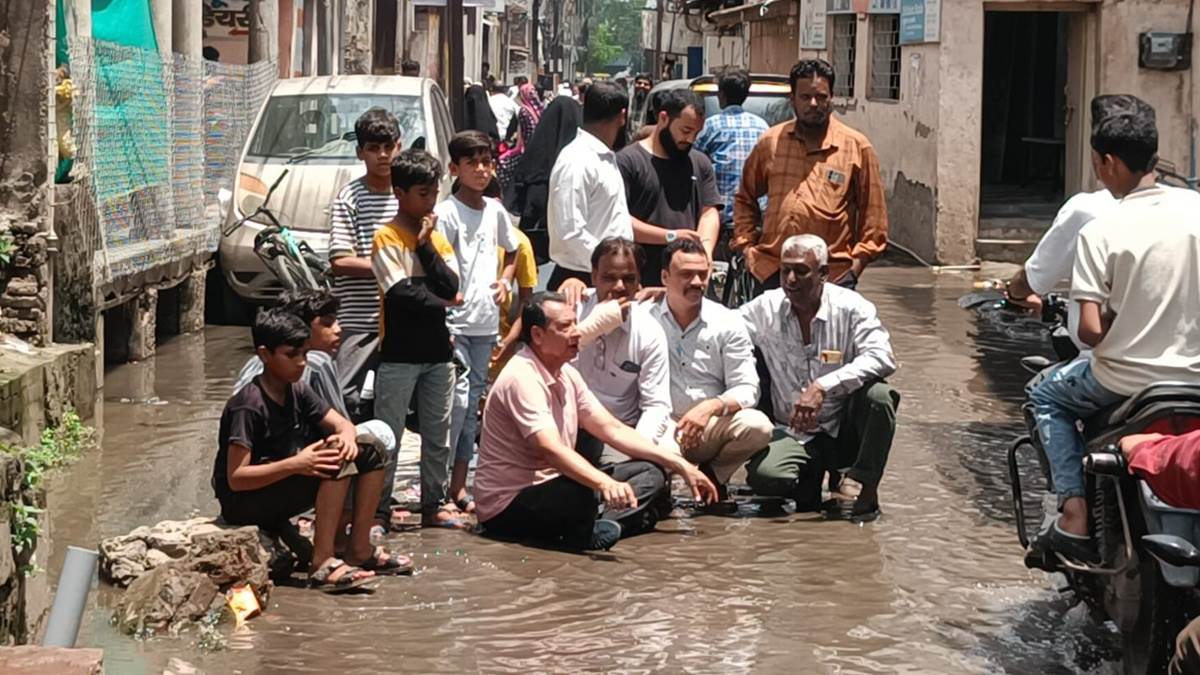 एमपी के बुरहानुपर में विरोध का ऐसा भी तरीका, सड़क पर भरा नाली का पानी, उसी में बैठ गए पार्षद
