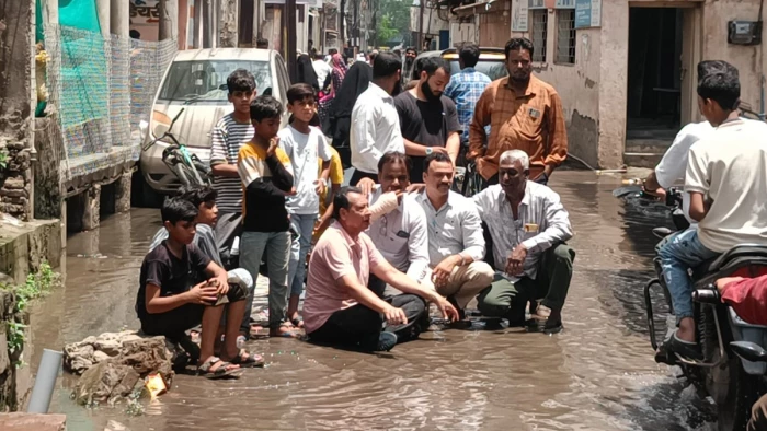 एमपी के बुरहानुपर में विरोध का ऐसा भी तरीका, सड़क पर भरा नाली का पानी, उसी में बैठ गए पार्षद