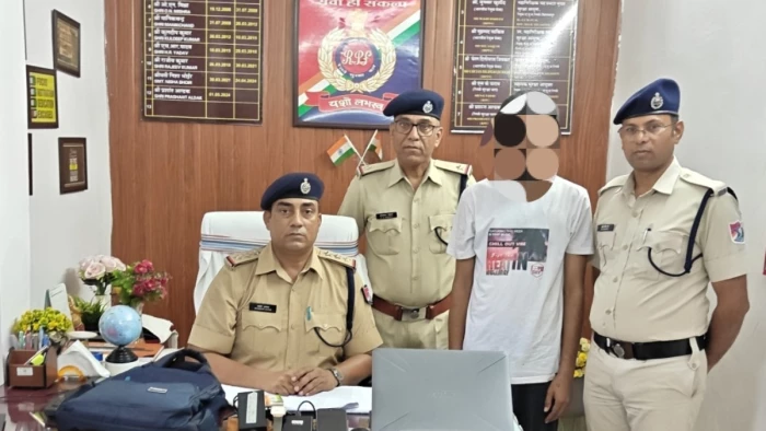 टाटा-इतवारी एक्सप्रेस के AC कोच में ₹1.56 लाख की चोरी का पर्दाफाश: RPF ने सीसीटीवी फुटेज से रायपुर के हिस्ट्रीशीटर को दबोचा