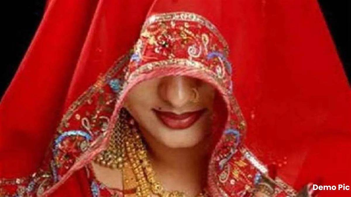 शादी के दूसरे दिन ही गहने लेकर फरार हुई दुल्हन, सीसीटीवी फुटेज में पड़ोसी की छत के रास्ते निकलती दिखी