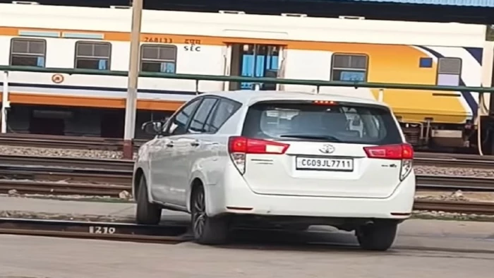 Raipur Railway Station: पटरियों तक पहुंची एसयूवी कार, ड्राइवर के खिलाफ रेलवे एक्ट में केस दर्ज