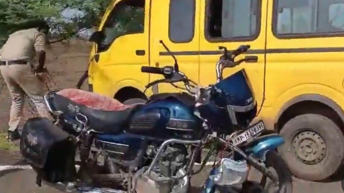 सागर: स्कूल वैन की टक्कर से बाइक सवार दो युवकों ने गंवाई जान, एक बच्चा भी जख्मी; जैसीनगर थाना क्षेत्र की घटना