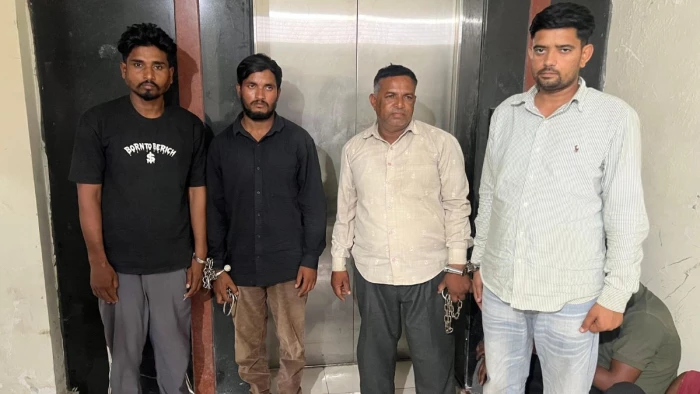 रायपुर: सरोना शराब दुकान में 7 लाख की चोरी का पर्दाफाश, राजस्थान से दबोचे गए 4 कुख्यात आरोपी