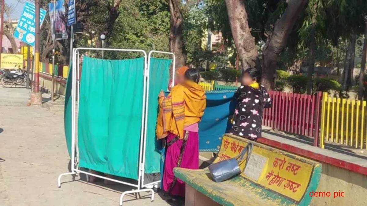 नर्स ने कहा- आठ बजे जो स्टाफ आएगा, उससे बात करना और पांच हजार देना...  गोहद में गर्भवती महिला ने पेड़ के नीचे दिया बच्चे को जन्म
