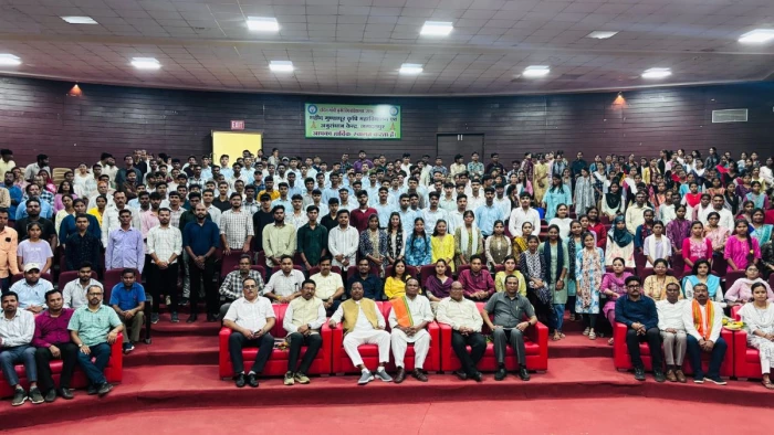 मंत्री ने दिखाया बड़ा दिल, छात्रा ने मांगा 100 बेड का गर्ल्स हॉस्टल तो मंच से ही दे दी स्वीकृति
