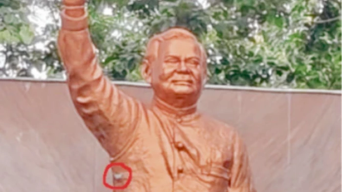 कोरबा में कांसे की धातु से बननी थी अटल बिहारी बाजपेयी की प्रतिमा, सीमेंट से निर्मित कर कांसे के रंग में रंग दिया, बारिश ने खोली पोल