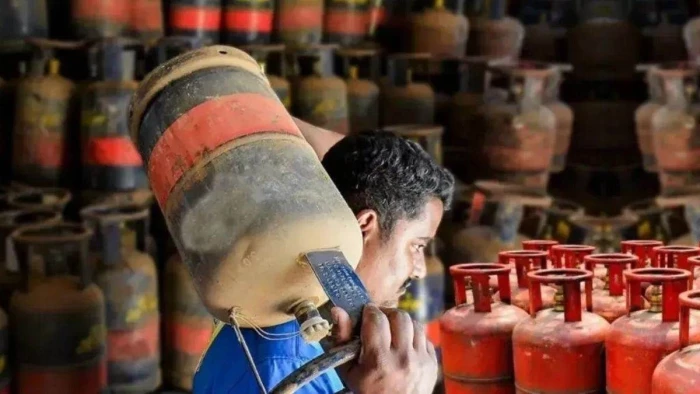 LPG Price Cut: सस्ता हुआ कमर्शियल सिलिंडर, कीमतों में 192 रुपये तक की बड़ी कटौती; यहां चेक करें नए रेट