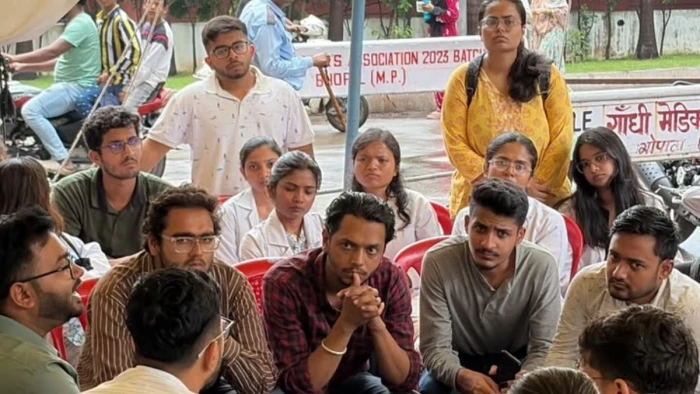 एमपी के 13 सरकारी मेडिकल कॉलेजों में 3,600 MBBS इंटर्न्स की अनिश्चितकालीन हड़ताल शुरू, जूडा ने भी दी आंदोलन की चेतावनी