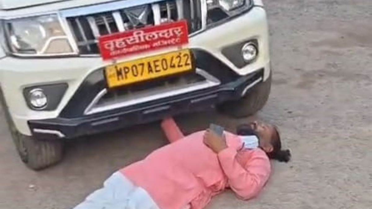 शिवपुरी: ग्रामीणों की जेल से भड़के सरपंच तहसीलदार की गाड़ी के आगे लेटे; बिजली कटौती पर चक्काजाम से जुड़ा है पूरा मामला