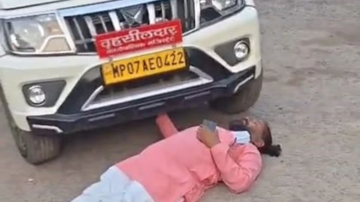 शिवपुरी: ग्रामीणों की जेल से भड़के सरपंच तहसीलदार की गाड़ी के आगे लेटे; बिजली कटौती पर चक्काजाम से जुड़ा है पूरा मामला