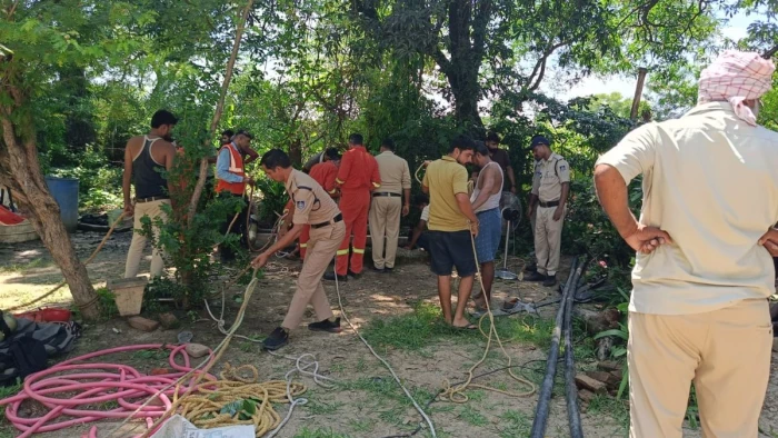 कुएं में उतरे, फिर लौटकर नहीं आए..टीन की चादर निकालने गए युवक की जहरीली गैस से मौत, बचाने उतरा आदिवासी युवक भी बेहोश