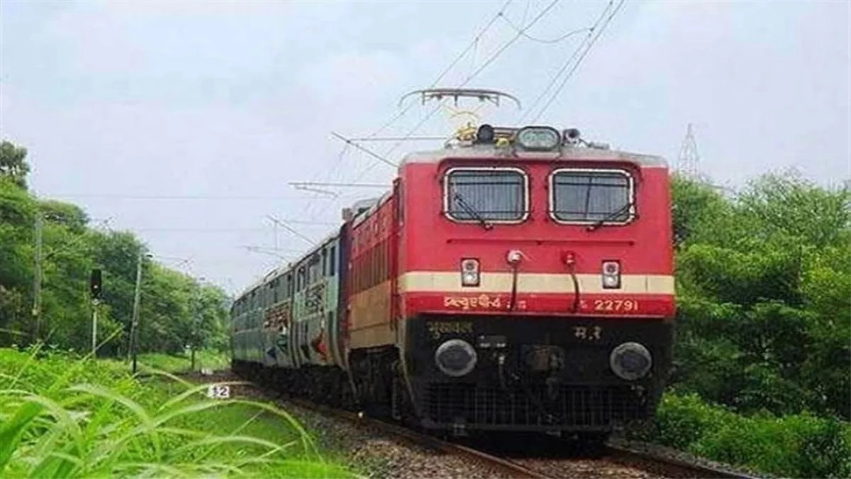 नर्मदा एक्सप्रेस से गिरा युवक प्लेटफॉर्म पर घंटों पड़ा रहा, समय पर नहीं पहुंची डॉक्टर की टीम