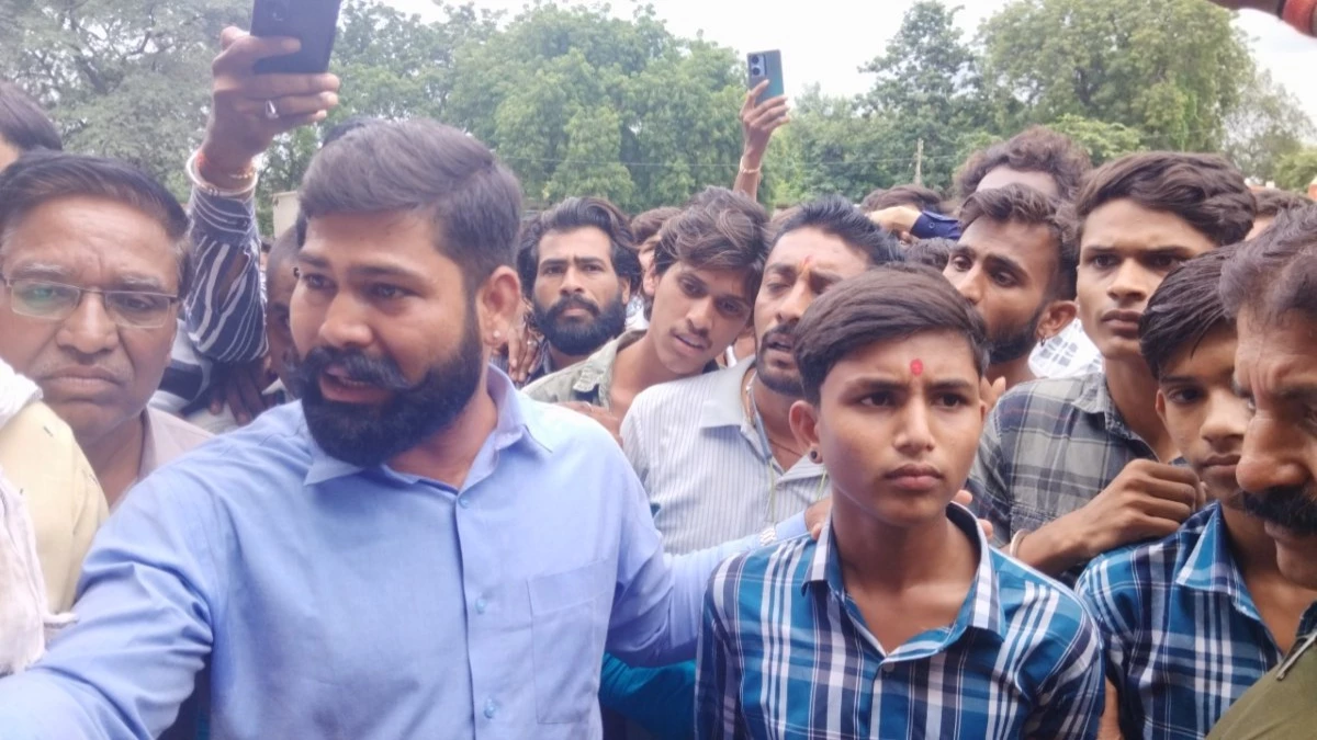 MP News: तिलक,रक्षा सूत्र और रुद्राक्ष का विरोध, छात्र को अपशब्द कहा ... छात्रों और हिंदू समाज ने जताया विरोध