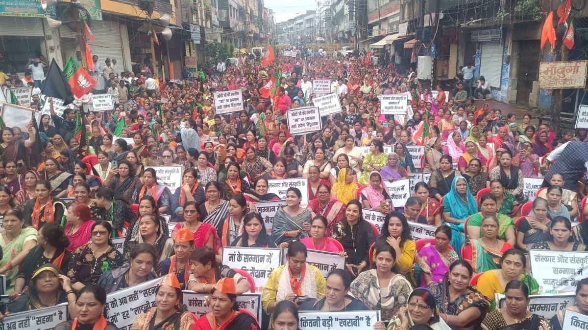 इंदौर में हल्ला बोल... महिला बीजेपी ने कांग्रेस ऑफिस का किया घेराव, देखें Photos