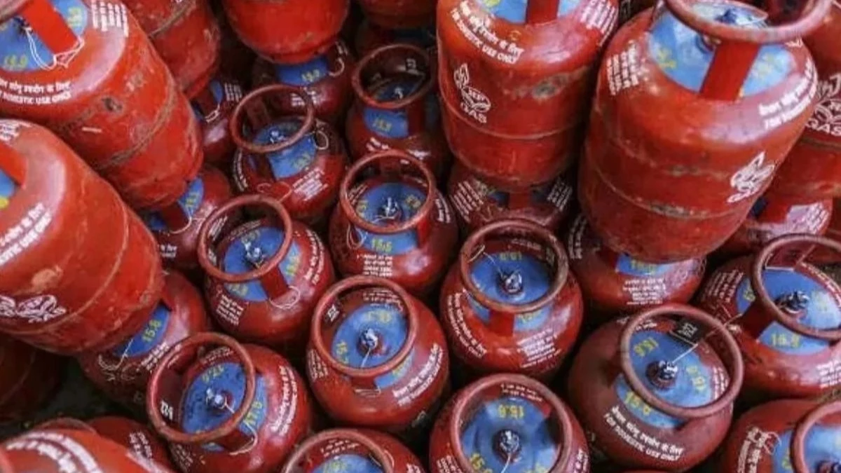 LPG Price Update: गैस सिलेंडरों के दाम फिर घटे, अब इतने रुपये सस्ते मिलेंगे सिलेंडर... यहां जानें नई कीमत