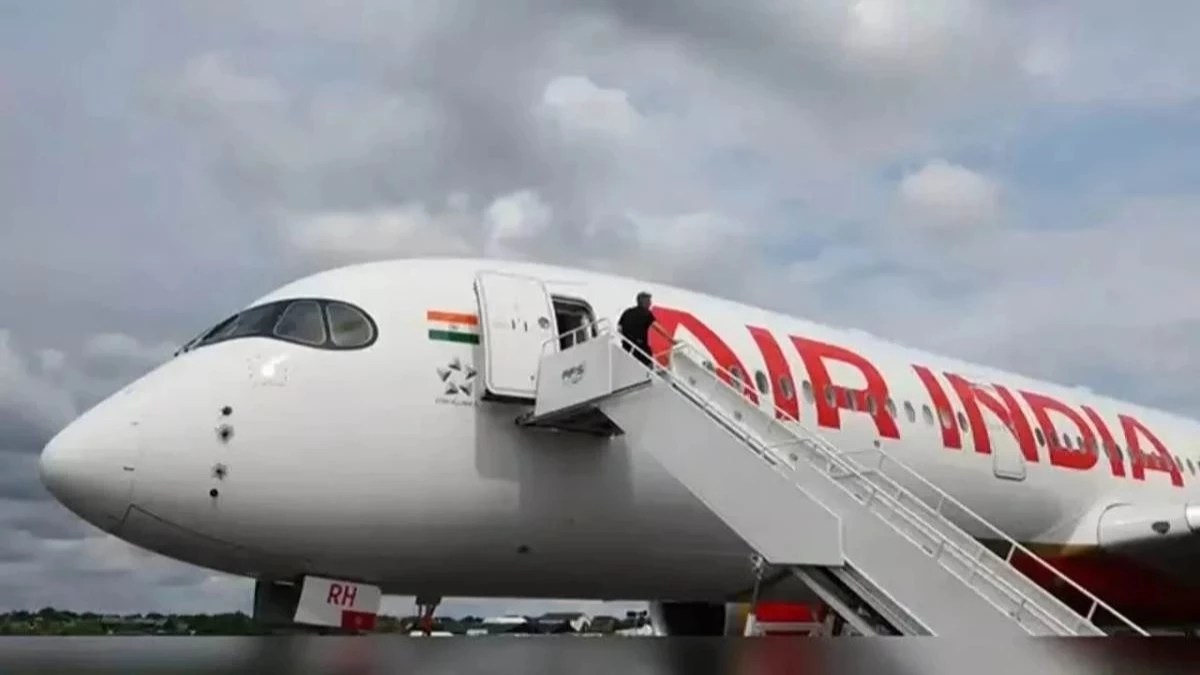 Air India Flight: इंदौर जा रही एअर इंडिया उड़ान में इंजन आग का संकेत, पायलट ने  इमरजेंसी लैंडिंग कराई