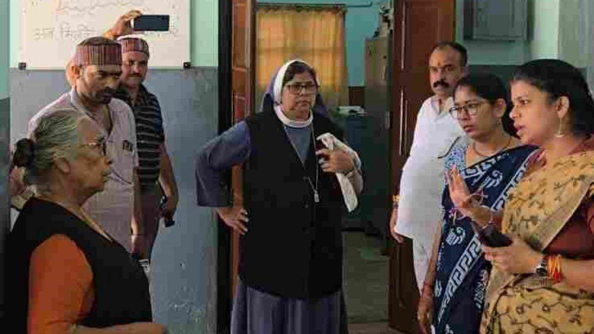 धार के सेंट फ्रांसिस छात्रावास में सैनिटरी नैपकिन के उपयोग पर रोक, कपड़े का उपयोग करने को करते हैं बाध्य