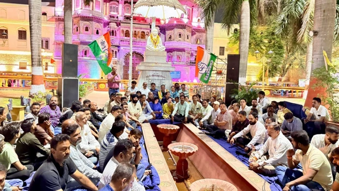 इंदौर में कांग्रेस नेत्रियों ने मनुस्मृति का किया दहन, रात में नेता-पदाधिकारी बैठे धरने पर