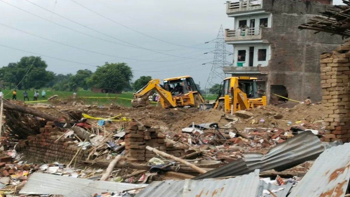 कौशांबी पटाखा फैक्ट्री ब्लास्ट: अब मृतकों की संख्या बढ़कर हुईं 15, इनमें 10 बच्चे शामिल, 9 पुलिसकर्मी सस्पेंड