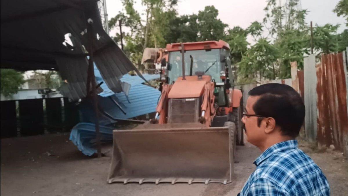 खंडवा में दुकान के पीछे बने अहाते पर चला बुलडोजर, शराब छोड़कर भागे नशेड़ी