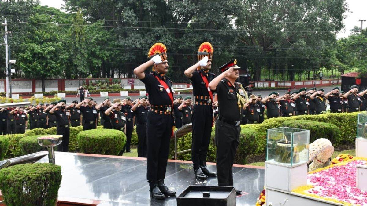 इन्फैंट्री स्कूल का 78वां स्थापना दिवस, वीर सैनिकों को पुष्पचक्र अर्पित कर दी गई श्रद्धांजलि