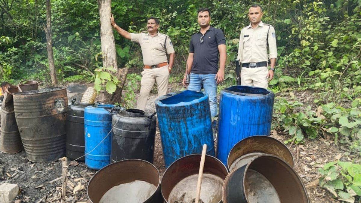 खंडवा में बैकवाटर क्षेत्र के जंगल में नाव से पहुंची पुलिस, तीन हजार लीटर महुआ लहान किया नष्ट