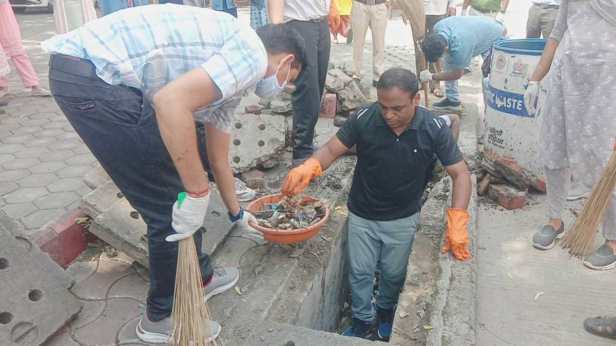 Swachhata Abhiyav: इंदौर कलेक्टर ने नाली में उतरकर की सफाई, कचरा भी किया इकट्ठा