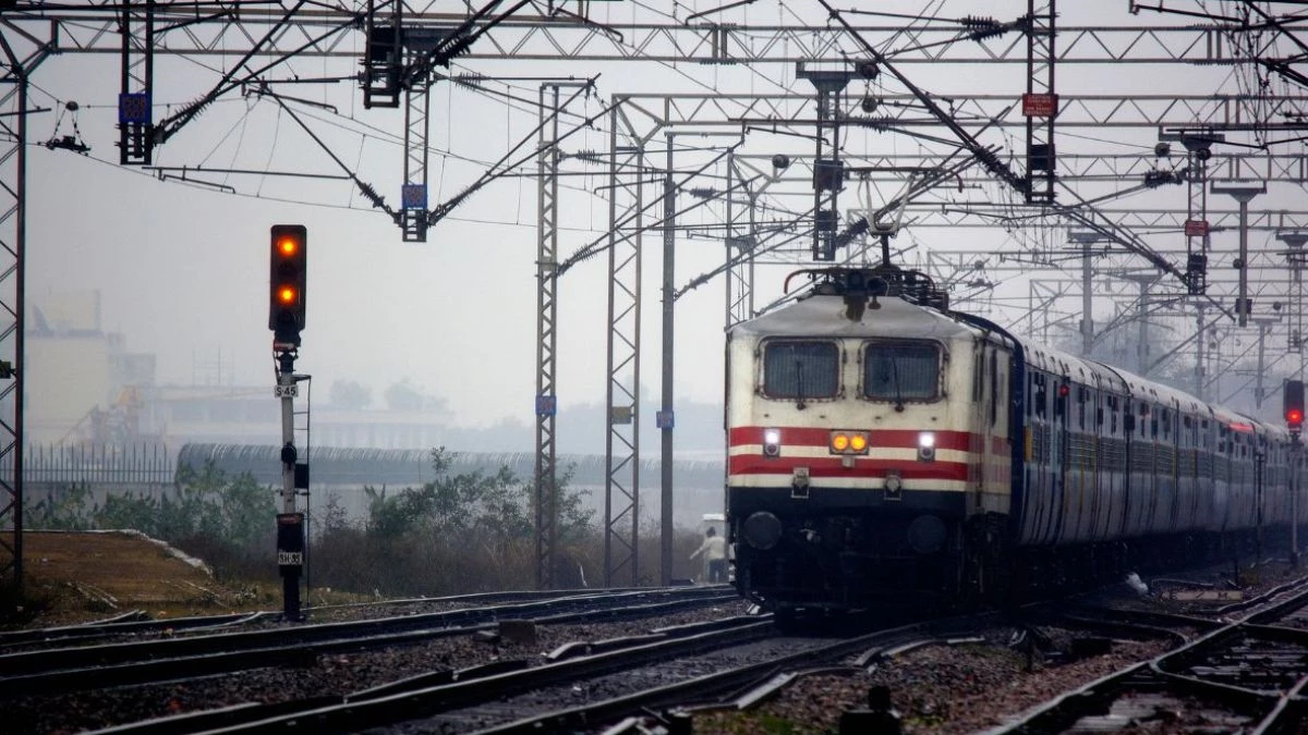 Train Cancelled List: ताज, खजुराहो इंटरसिटी सहित 5 ट्रेनें कैंसल, घंटों देरी से आईं आधा दर्जन गाड़ियां