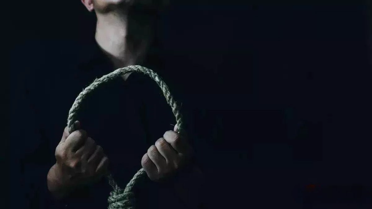 पत्नी की मौत का गम सह नहीं पाया पति, तेरहवीं से पहले ही लगा ली फांसी, छोड़ गया कई सवाल