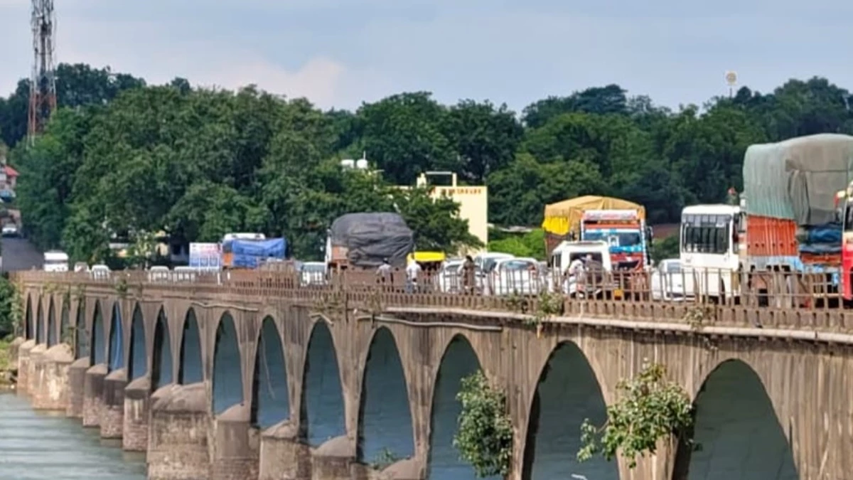 Moratakka Bridge Khandwa: मोरटक्का पुल पर फिर दौड़ने लगे 20 टन से ज्यादा भारी वाहन, अनहोनी का अंदेशा