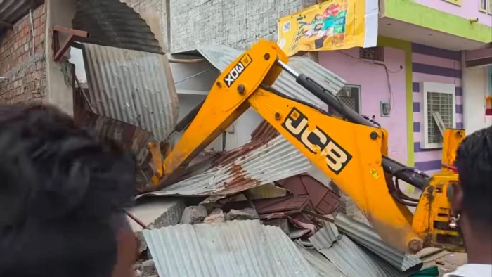 MP: लवजिहाद से तंग आकर युवती ने लगाई फांसी , आरोपी युवक व पिता गिरफ्तार, प्रशासन ने अवैध मकान ढहाया