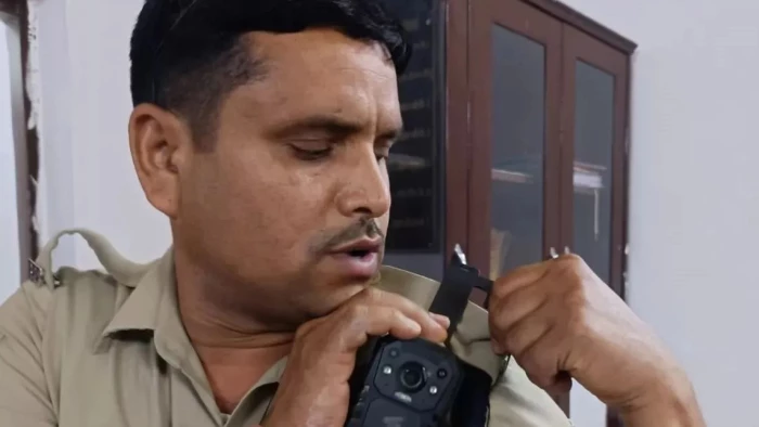 रायपुर में हथकड़ी खोली, लड्डू खिलाया, जेल प्रबंधन की किरकिरी हुई, अब अस्पताल, कोर्ट ले जाते समय गार्ड पहनेंगे बाॅडी-वॉर्न कैमरा