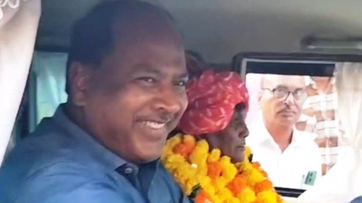 ब्यावरा नगर पालिका में अनोखी विदाई, ढोल-नगाड़ों के साथ CMO ने रिटायर्ड कर्मचारियों को घर तक छोड़ा
