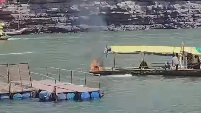 ओंकारेश्वर में नर्मदा नदी में चलती नाव के इंजन में लगी आग, यात्रियों में मची अफरा-तफरी