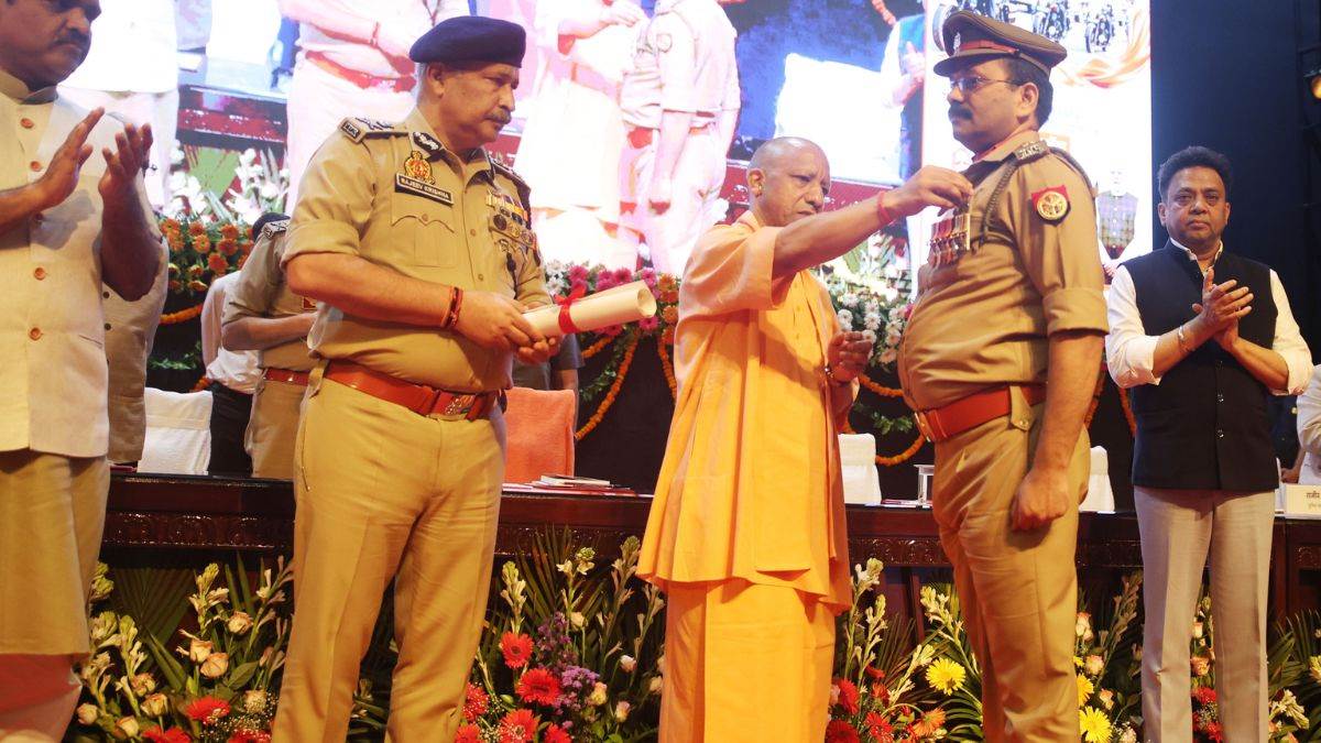 अदम्य साहस व कर्तव्यनिष्ठा का प्रदर्शन करने वाले पुलिसकर्मियों को सीएम योगी ने किया सम्मानित