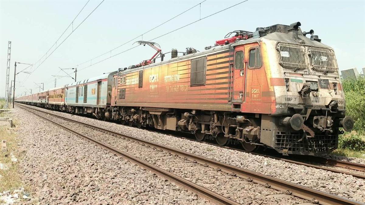 मुरैना में हीराकुंड एक्सप्रेस की चपेट में आने से युवक की मौत, ब्रेक प्रेशर लीक होने से 20 मिनट थमी रही ट्रेन