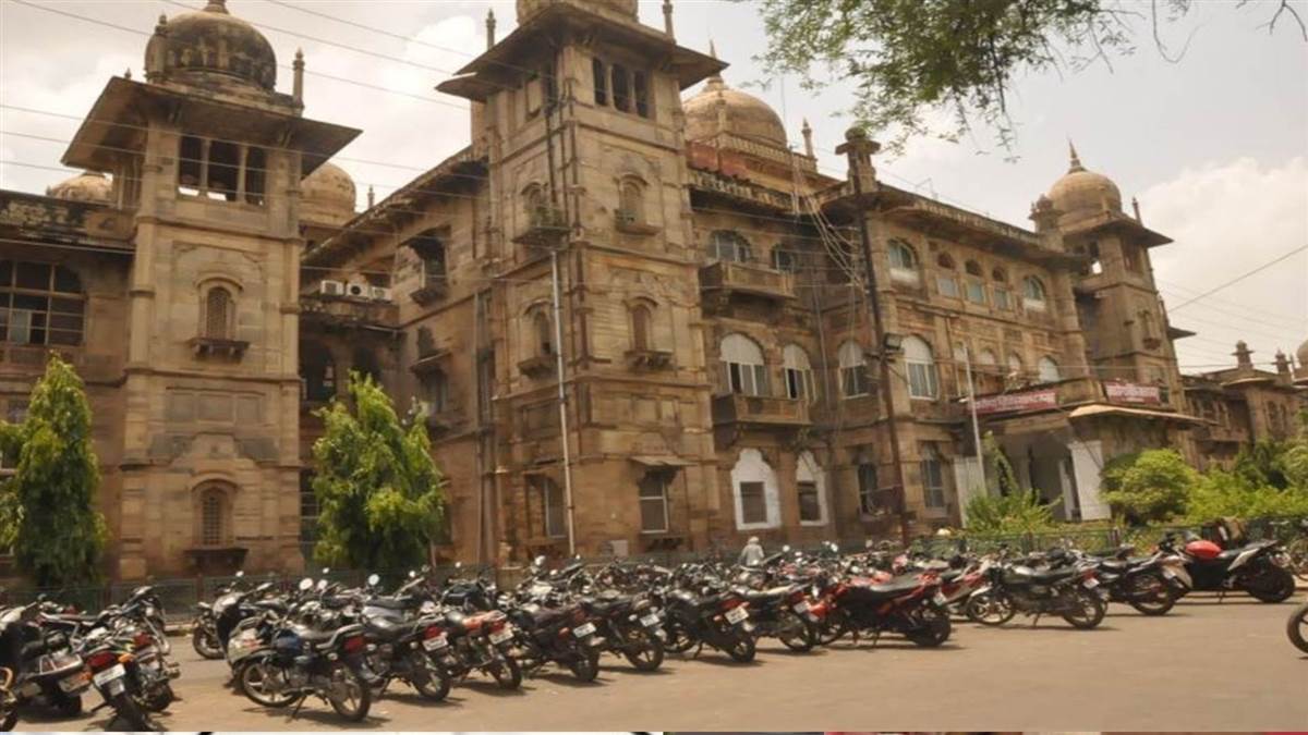 JAH में पार्किंग शुल्क का खेल, 20 की जगह काटी जा रही 50 की रसीद; कार्रवाई के बाद भी जारी वसूली