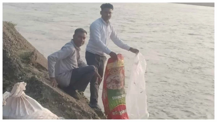 रात के अंधेरे में ट्रेन से हो रही थी वन उपज की तस्करी, 50 किलो करील जब्त कर वन विभाग ने नदी में बहाया