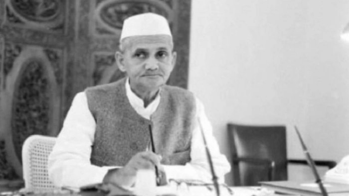 दहेज में सिर्फ एक चरखा और कार के लिए बैंक लोन! जानिए प्रधानमंत्री लाल बहादुर शास्त्री की सादगी के 10 अनसुने किस्से