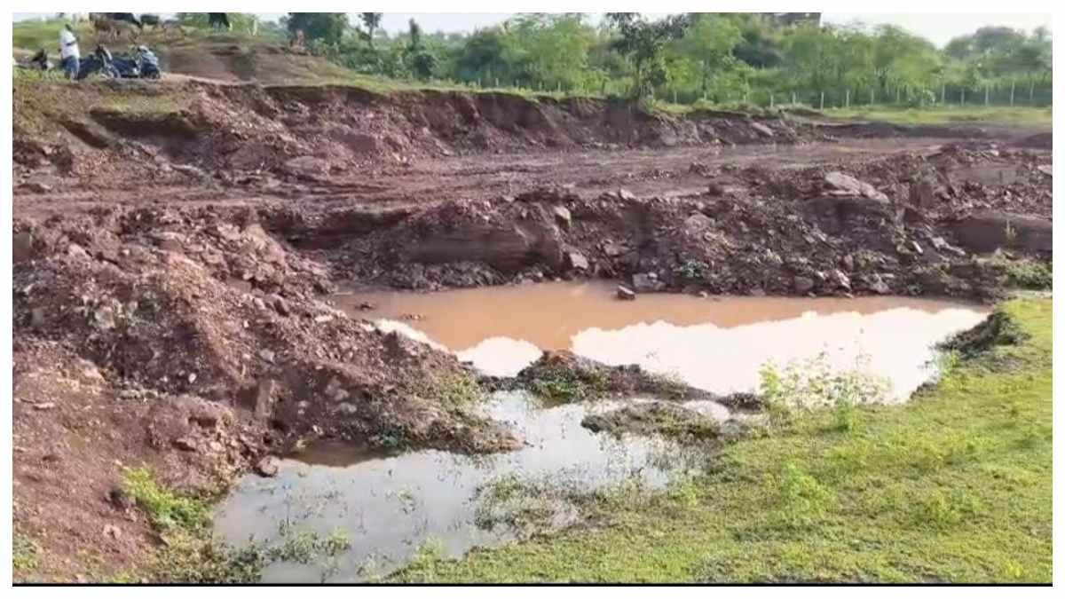 तखतपुर में बेखौफ मुरुम का काला कारोबार, शासन को करोड़ों के राजस्व का चूना, भड़के ग्रामीणों ने दी चक्काजाम की चेतावनी