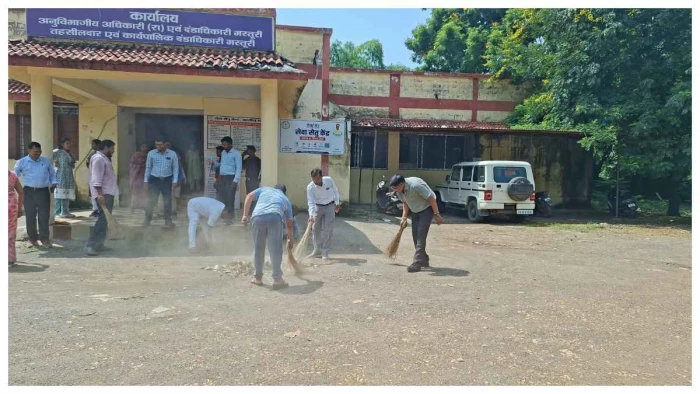 बिलासपुर में जब साहब ने खुद उठाई झाड़ू, कबाड़ हटाकर चमका दिए सरकारी दफ्तर