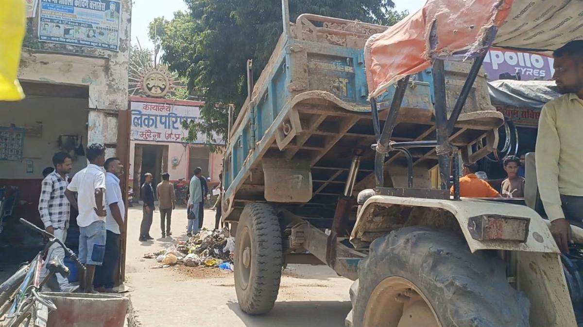 गंदगी पर बवाल: गुस्से में ट्रॉली से कचरा भरकर लाए लोग, जौरा नगर पालिका गेट पर पलटाकर जताया विरोध