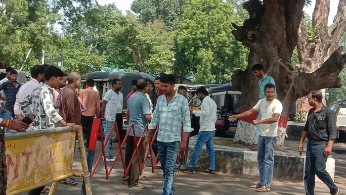 उमरिया रेलवे स्टेशन के बाहर छात्रों और टैक्सी ड्राइवरों में मारपीट, कई को आई चोटें