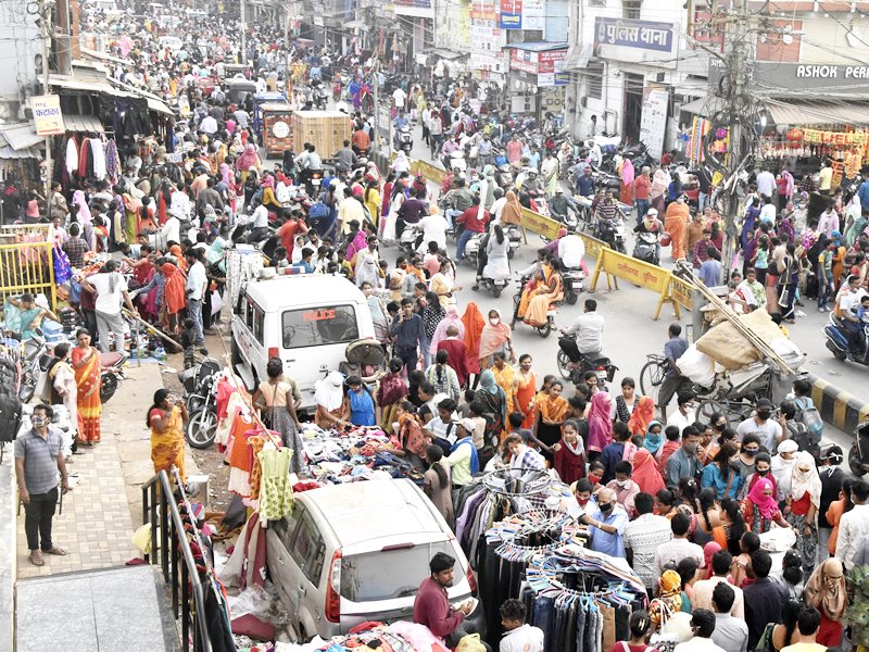 Dhanteras 2021: खरीदारी करने रायपुर के बाजार में उमड़ी भीड़ कोरोना को लेकर  सतर्कता जरूरी - Dhanteras 2021 Crowd gathered in Raipur market to shop on  Dhanteras vigilance is necessary regarding ...