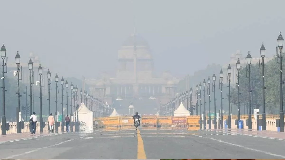 Delhi Pollution Level: दिवाली पर दिल्ली की हवा में घुला जहर, 700 पार पहुंचा आनंद विहार का AQI, पढ़ें अपने इलाकों का हाल