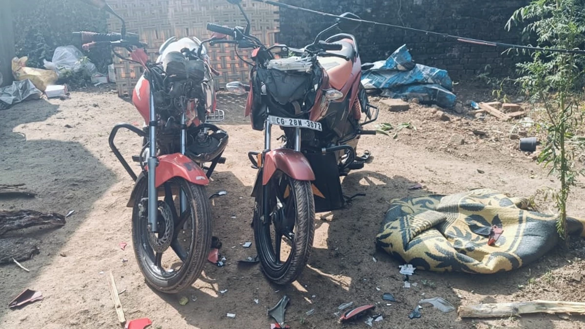 Raipur: आपसी विवाद में भीड़ ने दो परिवारों पर किया जानलेवा हमला, गाड़ियों में की तोड़फोड़, घर वालों ने भागकर बचाई जान