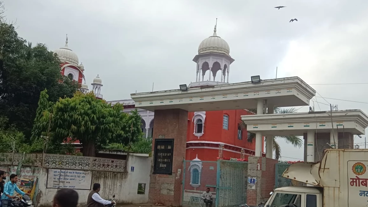 जबलपुर में अंजुमन इस्लामिया वफ्फ बोर्ड के स्कूलों में शुक्रवार की छुट्टी पर मचा बवाल, विरोध पर वापस लिया आदेश