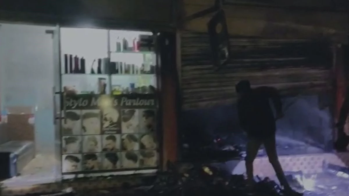 इंदौर के केट रोड पर केमिकल गोदाम में लगी भीषण आग, दो लोगों की मौत