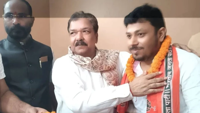 Bihar Election 2025: तेजस्वी यादव की सीट पर हुआ बड़ा 'खेला', वोटिंग से पहले इस दिग्गज नेता ने थामा BJP का दामन
