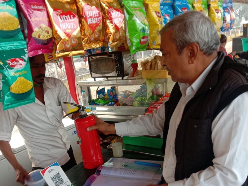 जबलपुर रेलवे स्‍टेशन: रेलवे का खाना खराब लगने पर भी नहीं करते शिकायत